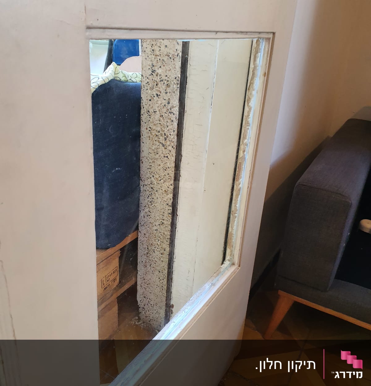 זכוכית בדלת עץ עם מסגרת לבנה